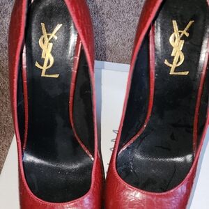 Saint Laurent Red Croc-Embossed Leather Pumps with Gold Logo. Authentic